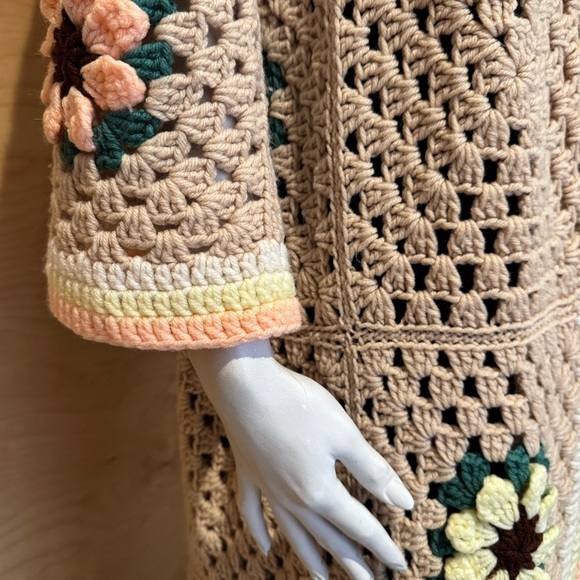 Crocheted long cardigan dress with flowers - Picture 5 of 16